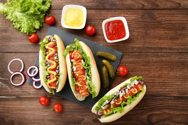 Hotdogs Mit Ketchup Senf Und Gemüse Auf Holztisch — Stockfoto