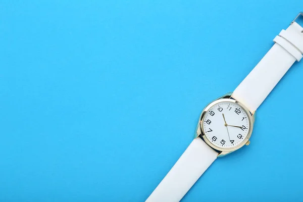 Reloj Pulsera Blanco Sobre Fondo Azul — Foto de Stock