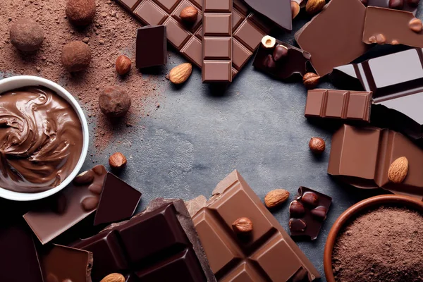 ナッツ ココア ボールと灰色の石のテーブルの上のチョコレート ペースト入りのチョコレート — ストック写真
