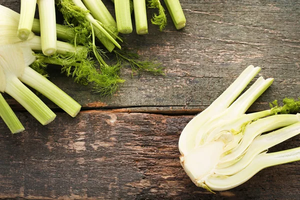 Ahşap masa üzerinde olgunlaşmış rezene Ampüller