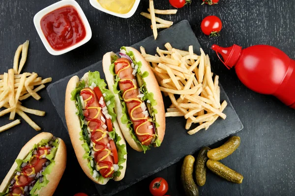 Cachorros Quentes Com Legumes Batatas Fritas Mesa Madeira — Fotografia de Stock