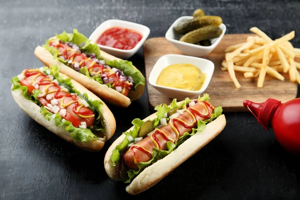 Hot Dogi Warzywami Frytkami Drewnianym Stole — Zdjęcie stockowe