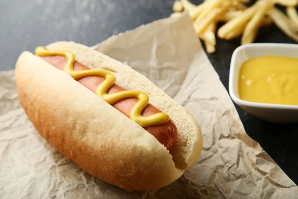 Hot Dog Μουστάρδα Στο Ξύλινο Τραπέζι — Φωτογραφία Αρχείου