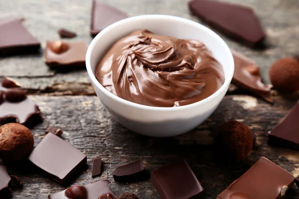 Chocolate Derretido Tazón Con Bolas Cacao Sobre Mesa Madera —  Fotos de Stock