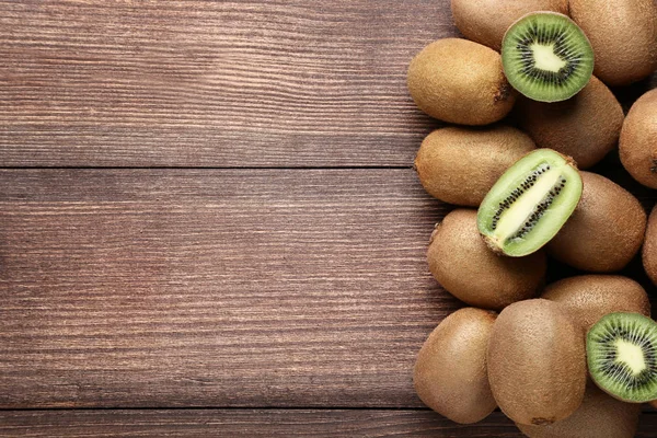 Kivi üst görünümü gri ahşap tablo