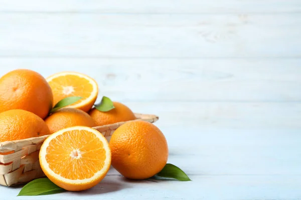 Laranjas Com Folhas Verdes Cesta Mesa Madeira — Fotografia de Stock