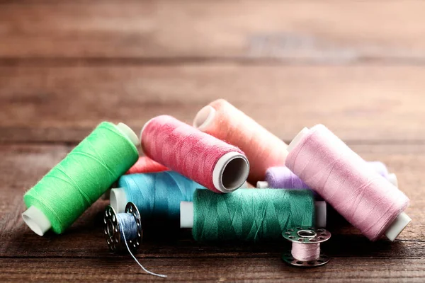 Kleurrijke Draad Spoelen Bruin Houten Tafel — Stockfoto