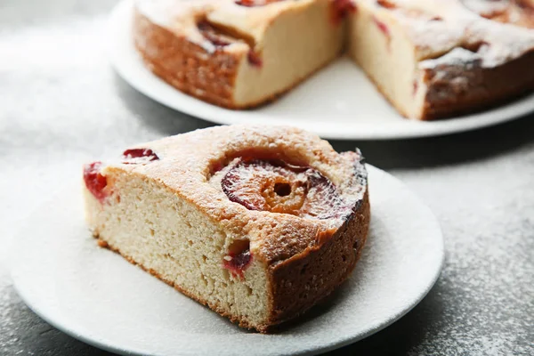 Dolce Torta Prugne Tavolo Legno Grigio — Foto Stock