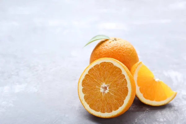 Oranges Avec Feuille Verte Sur Table Pierre Grise — Photo