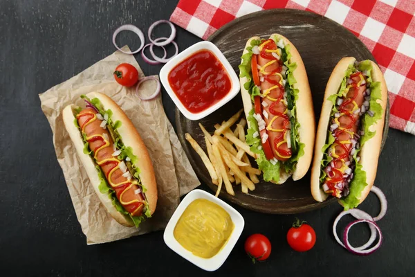 Perros Calientes Con Verduras Papas Fritas Mesa Madera — Foto de Stock