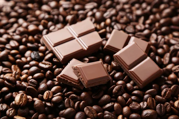 Κλείστε Την Προβολή Των Κομματιών Σοκολάτας Πάνω Από Φασόλια Καφέ — Φωτογραφία Αρχείου