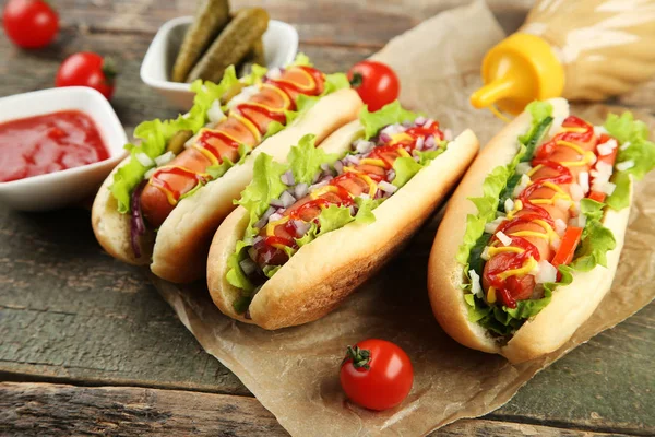 Hot Dogot Ketchup Mustár Zöldségek Fából Készült Asztal — Stock Fotó