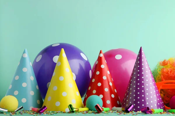 Urodziny Party Czapki Dmuchawy Balony Tle Mięty — Zdjęcie stockowe