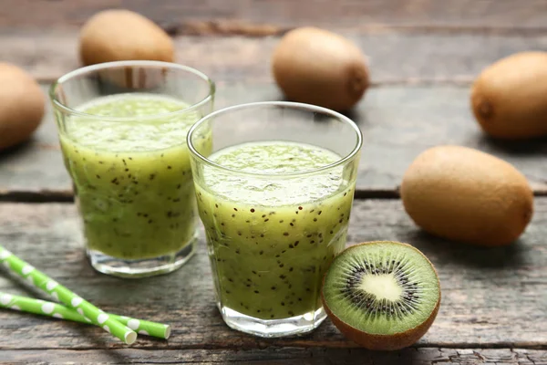 Taze kivi smoothie cam gri ahşap tablo