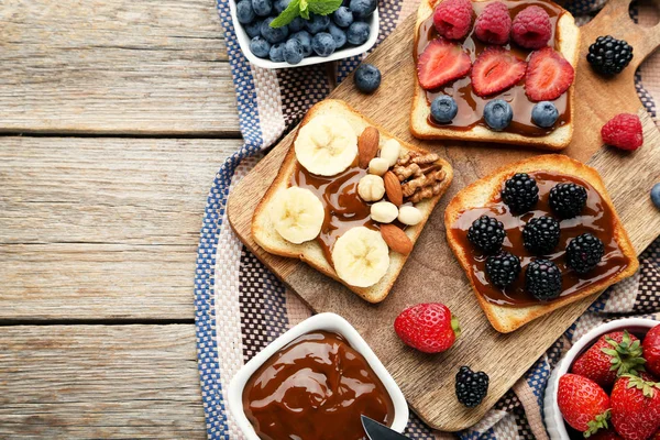 Tost ekmeği kahverengi kesme tahtası üzerinde çilek ile