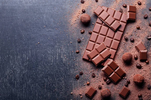 Bagian Atas Tampilan Cokelat Dengan Biji Kopi Dan Bubuk Kakao — Stok Foto