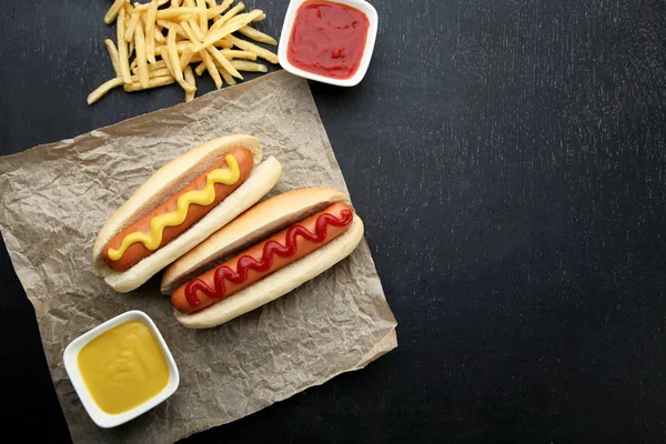 Hot Dog Con Senape Ketchup Sul Tavolo Legno Nero — Foto Stock