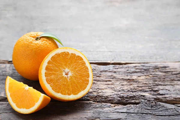 Oranges Avec Feuille Verte Sur Table Bois Gris — Photo