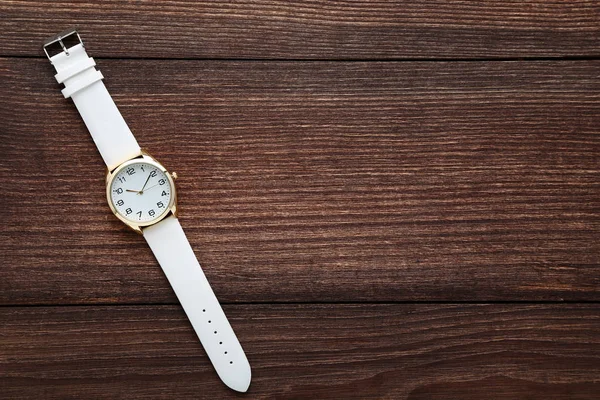 Montre Bracelet Blanc Sur Table Bois Marron — Photo