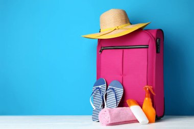 Parmak arası terlik ile pembe çanta, şapka ve güneş koruyucu şişe ahşap tablo
