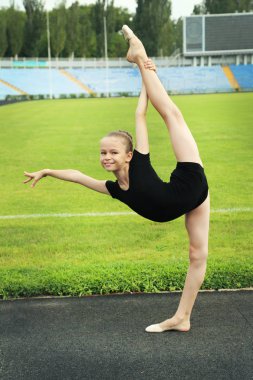 sevimli küçük kız jimnastikçi Fitness egzersizleri yapıyor