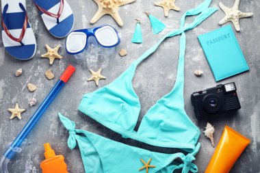 Mayo ile deniz yıldızı ve gri ahşap masa üzerinde Kozmetik Şişeler