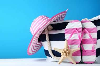 Flip flop ve şapka mavi zemin üzerine yaz çanta