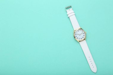 Mavi zemin üzerine beyaz kol saati