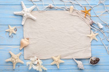 Boş sayfaya kabukları ahşap tablo