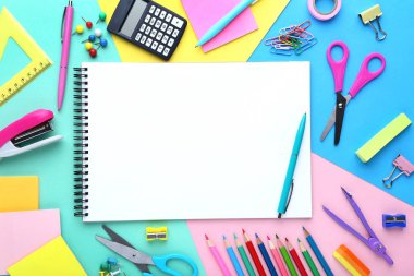 Kağıt renkli arka plan üzerinde boş levha ile okul malzemeleri