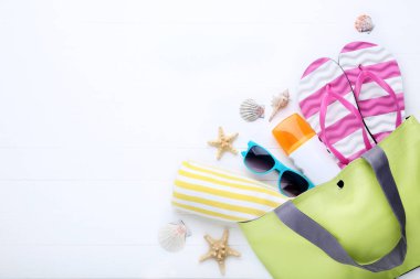 Beyaz ahşap masa üzerinde kabukları ile plaj aksesuarları