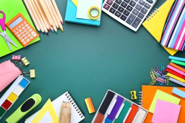 Tahta üzerine okul malzemeleri