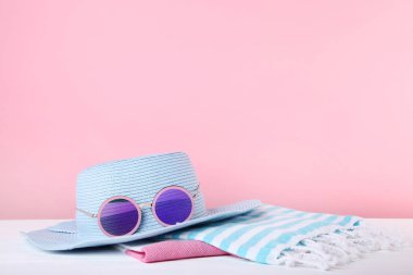 pembe bir arka plan üzerinde şapka ve yaz aksesuarları