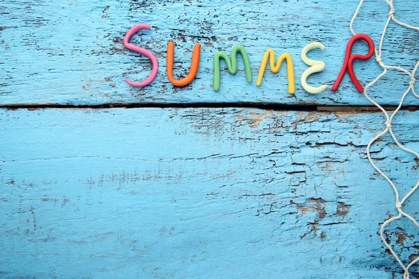 Hamuru mavi ahşap masa üzerinde yazıt yaz