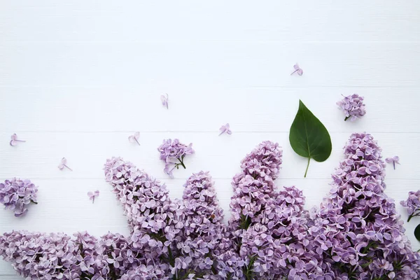 Lila Fliederblumen Auf Weißem Holztisch — Stockfoto