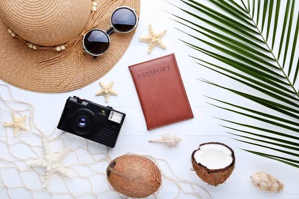 Sommeraccessoires Mit Kokosnüssen Und Retro Kamera Auf Holztisch — Stockfoto