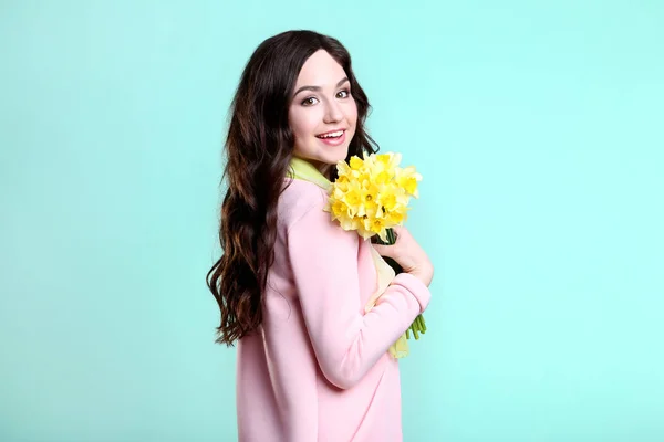 Vacker Kvinna Modekläder Med Narcisser Blommor Mint Bakgrund — Stockfoto