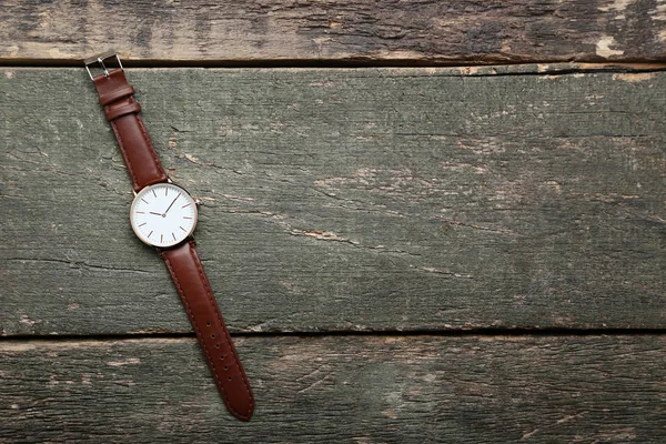 Armbanduhr Auf Grauem Holztisch — Stockfoto