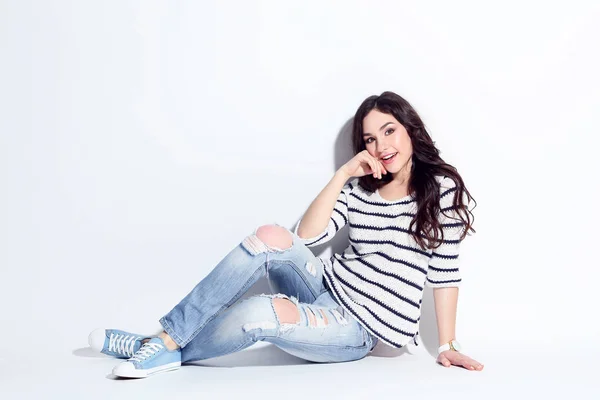 Mooie Vrouw Jeans Trui Zittend Witte Achtergrond — Stockfoto