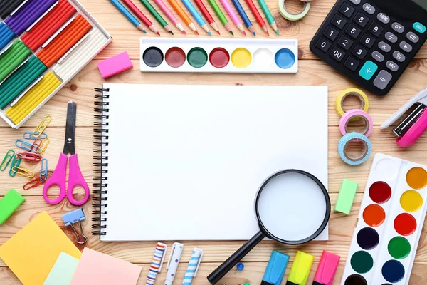 Material Escolar Com Folha Papel Branco Sobre Mesa Madeira — Fotografia de Stock