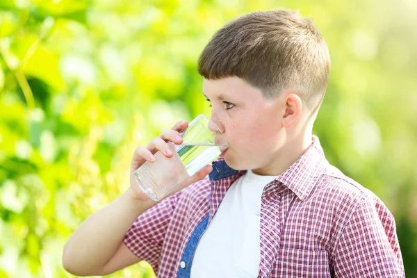 Anak Muda Minum Air Taman — Stok Foto