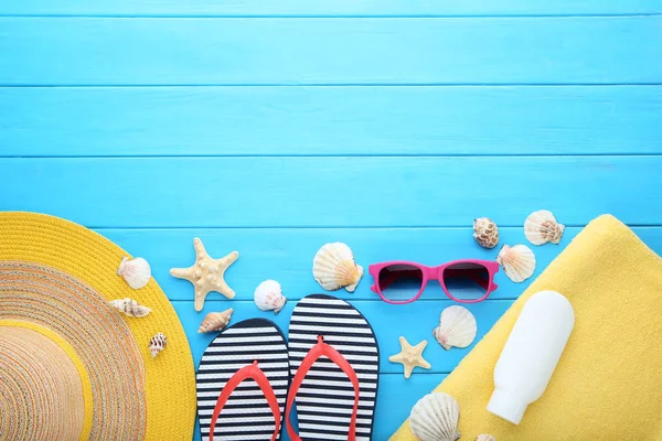 Yaz aksesuarları ile kabukları ahşap tablo