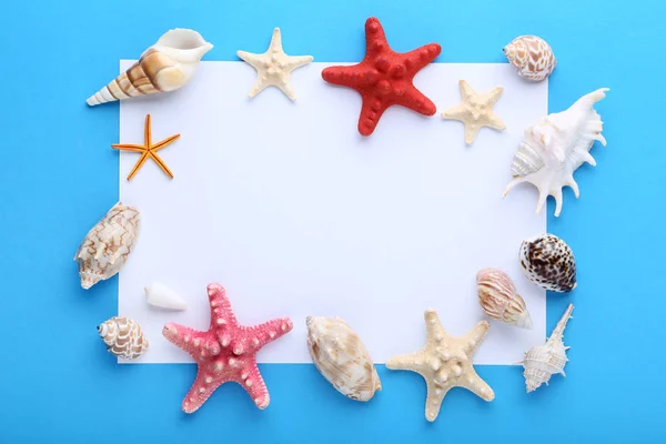 Folha Papel Branco Com Conchas Fundo Azul — Fotografia de Stock