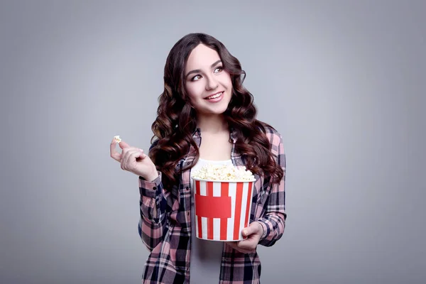 Mooie Jongedame Houden Emmer Met Popcorn Een Grijze Achtergrond — Stockfoto