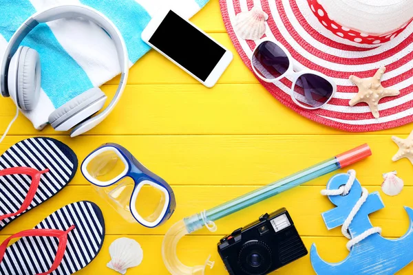 Accesorios Playa Con Auriculares Smartphone Mesa Madera — Foto de Stock