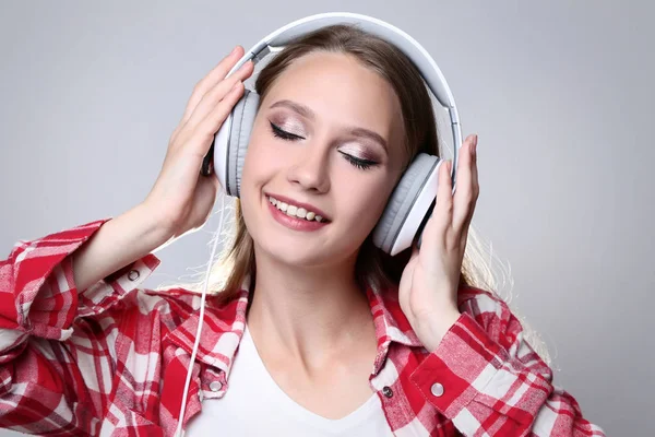 Νεαρή Γυναίκα Ακουστικά Γκρίζο Φόντο — Φωτογραφία Αρχείου