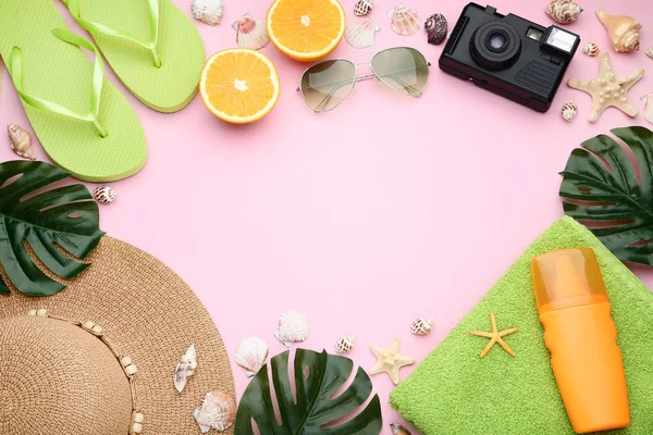 粉红色背景的贝壳和橙果的夏季配件 — 图库照片
