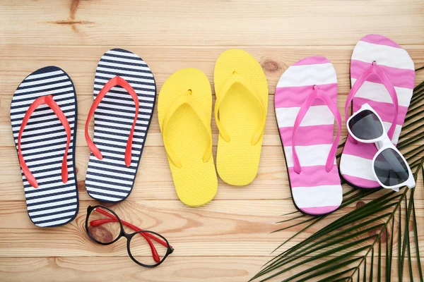 Flip Flops Mit Sonnenbrille Auf Braunem Holztisch — Stockfoto