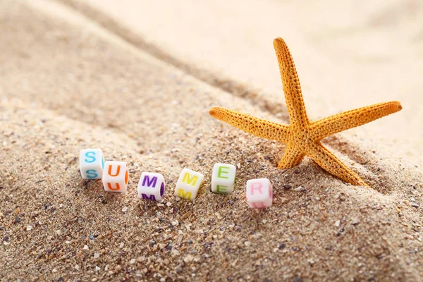 Inscrição Verão Por Cubos Estrelas Mar Areia Praia — Fotografia de Stock