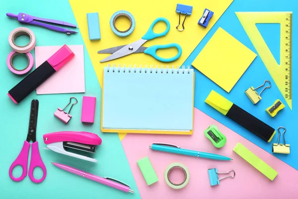 Renkli arkaplan üzerine okul malzemeleri